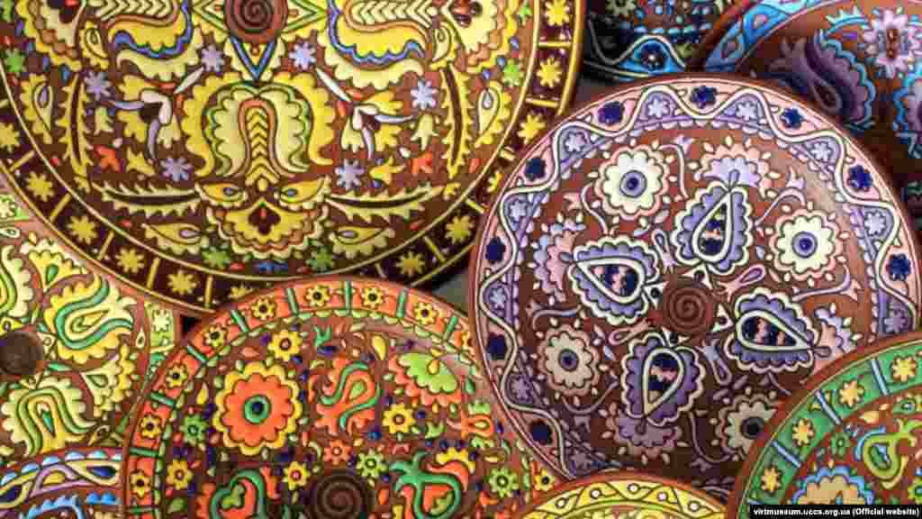 16 декабря ЮНЕСКО внесла крымскотатарский орнамент «Орьнек» в Репрезентативный список нематериального культурного наследия человечества. В ЮНЕСКО отметили, что «Орьнек» – украинская система символов и их значений, которая в настоящее время используется в вышивке, ткачестве, гончарном деле, гравировке, ювелирных изделиях, резьбе по дереву, росписи по стеклу и стенам. В этой фотогалерее Крым.Реалии собрали исторические и современные фотографии творений с орнаментом «Орьнек» и портреты их создателей