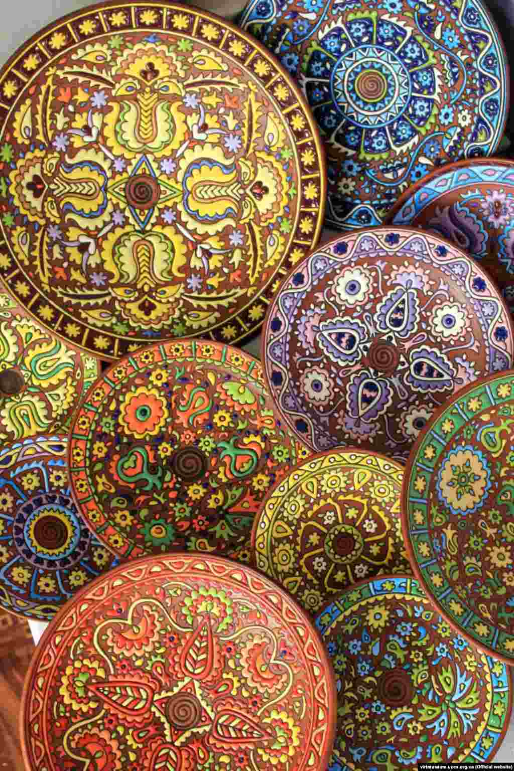 «Орьнек» на керамике Sini. Работы Марины Курукчи, 2016 год