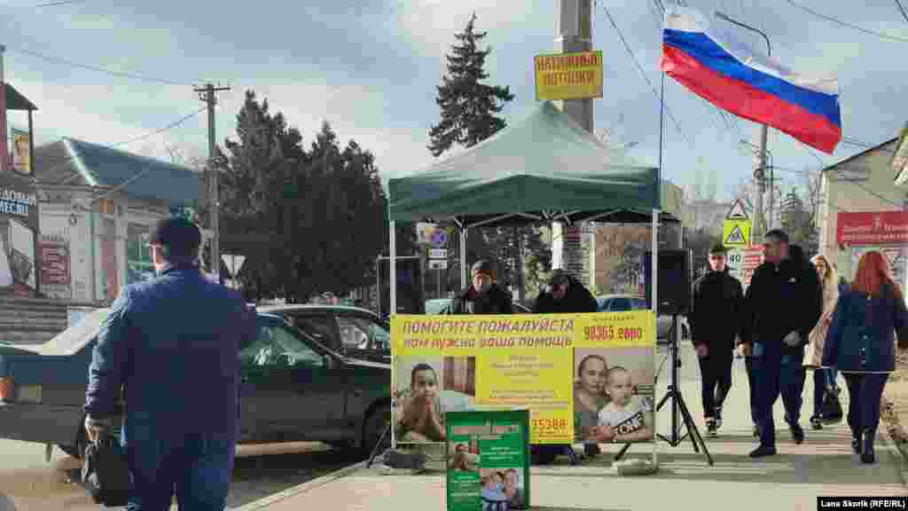 Уличные музыканты собирают деньги, как написано на объявлении, на операцию ребенку. Об этом мальчике писали некоторые украинские СМИ: по их информации, он живет в Харькове. Пойдут ли собранные на этой точке в Джанкое деньги на лечение Никиты – достоверно неизвестно