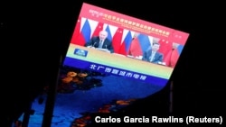 Трансляция виртуальной встречи между президентом Китая Си Цзиньпином и президентом России Владимиром Путиным на экране торгового центра в Пекине. Иллюстрационное фото