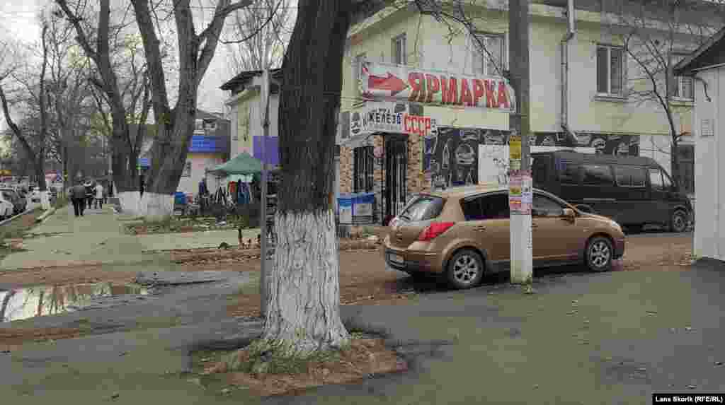 Вход на так называемый «железный» рынок со стороны улицы Интернациональной