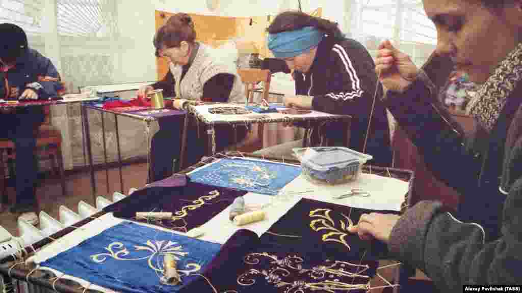 2004 год, село Тепловка, Крым. Крымскотатарские мастерицы национального рукоделия в студии крымскотатарской традиционной вышивки