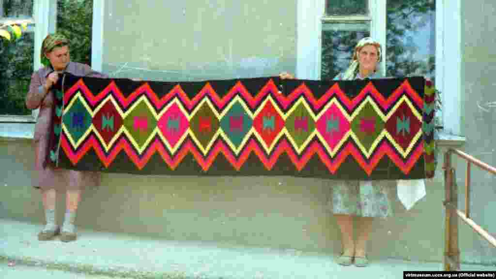 1996 год. Орнамент «Орьнек» на ковре. Айше Якубова, Амиде Шерфе Эмир-Асанова