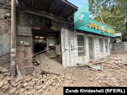 ასე გამოიყურება დღეს დადიანზე ჩამონგრეული შენობის წინა ფასადის ერთ-ერთი ნაწილი.