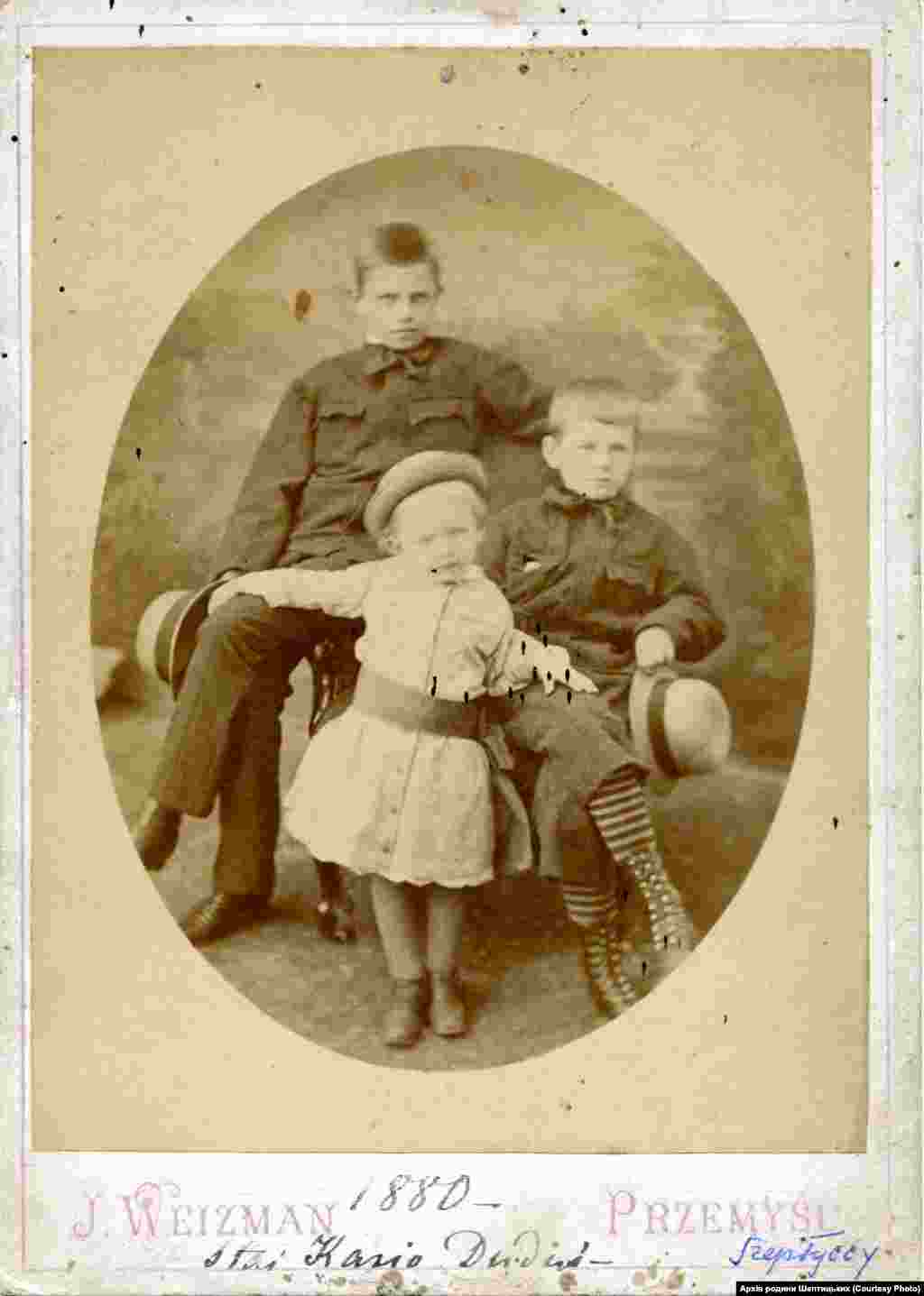 Станіслав, Леон, Казимир (майбутній о. Климентій) Шептицький, 1880 рік. Фото з колекції &laquo;Archiwum Szeptyckich&raquo; (Власність &laquo;Fundacji Rodu Szeptyckich&raquo;)