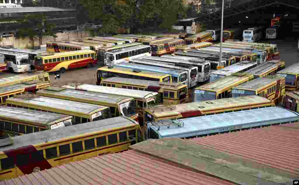 Автовокзал після того, як автобусні розклади були скасовані під час загального страйку в столиці штату Тируванантапурамі, Керала, Індія, 3 січня 2019 року  