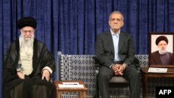 Масуд Пезешкіан біля портрета покійного президента Ірану Ебрагіма Раїсі на церемонії підтвердження свого президентства верховним лідером Ірану, аятолою Алі Хаменеї (ліворуч), Тегеран 28 липня 2024 року