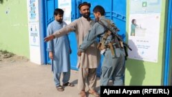 Поліцейський обшукує виборця, перш ніж пропустити його до виборчої дільниці. Вибори в Афганістані, провінція Кундуз, 28 вересня 2019 року