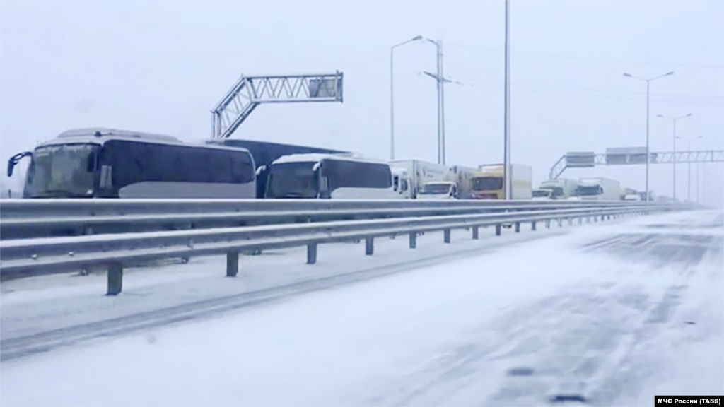 Вынужденно задержавшихся из-за снегопада пассажиров автобусов расселяют по местным гостиницам 