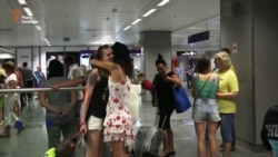 Пасажири першого після спроби перевороту рейсу зі Стамбула прибули до України (відео) Пасажири першого після спроби перевороту рейсу зі Стамбула прибули до України (відео)