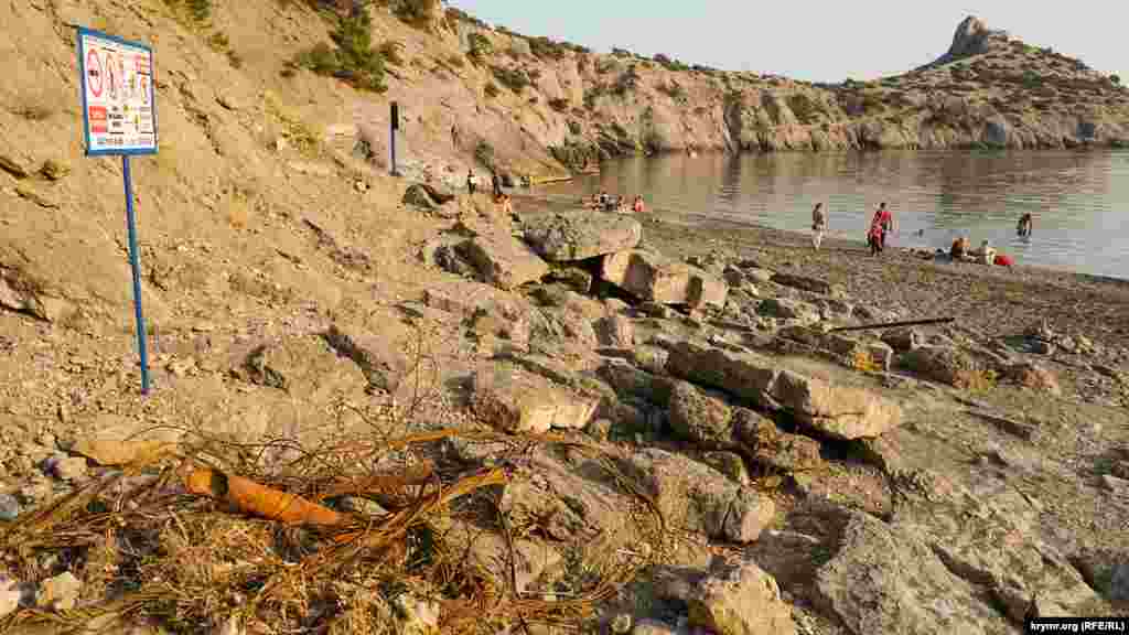 На Царском пляже – куча ржавого металлолома. Рядом стоит табличка о запрете устраивать кострища, мусорить, ставить палатки и тому подобное