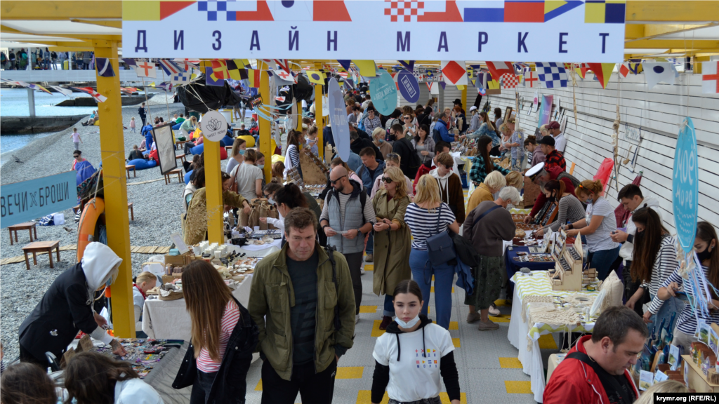 В секции «Дизайн-маркет» устроители «Людей моря» собрали самых оригинальных производителей сувениров и курортной продукции 