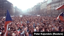 21 ноября 1989 года - пятый день массовых протестов в Праге с требованием реформ и отставки правительства