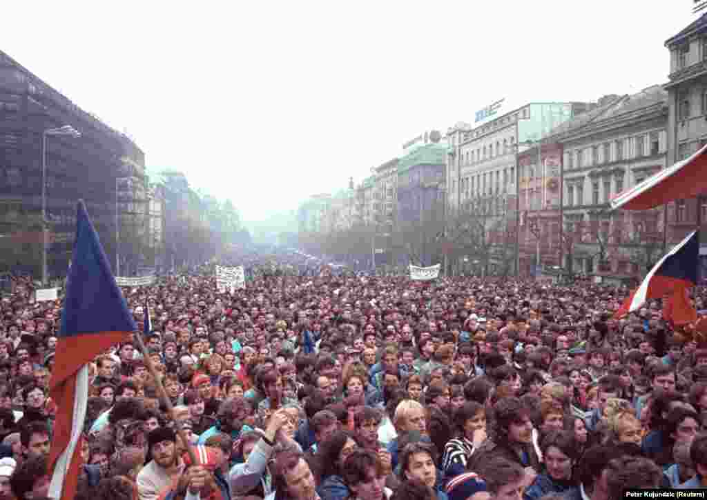 21 ноября, на пятый день массовых акций протеста, на улицы Праги вышли более 200 тысяч человек.  