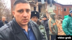 Здесь и далее: Сергей Толстых на подавлении протеста в Дербышках, 27 октября. Скриншоты с видеозаписи.