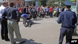 Чоловік намагається допомогти пораненому під час вибуху, Дніпро (тодішній Дніпропетровськ), 17 квітня 2012 року