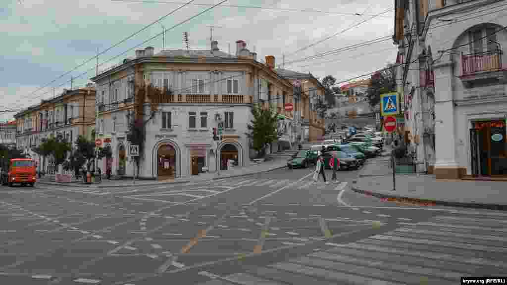 Перекресток Большой Морской с улицей адмирала Октябрьского – здесь всегда много машин