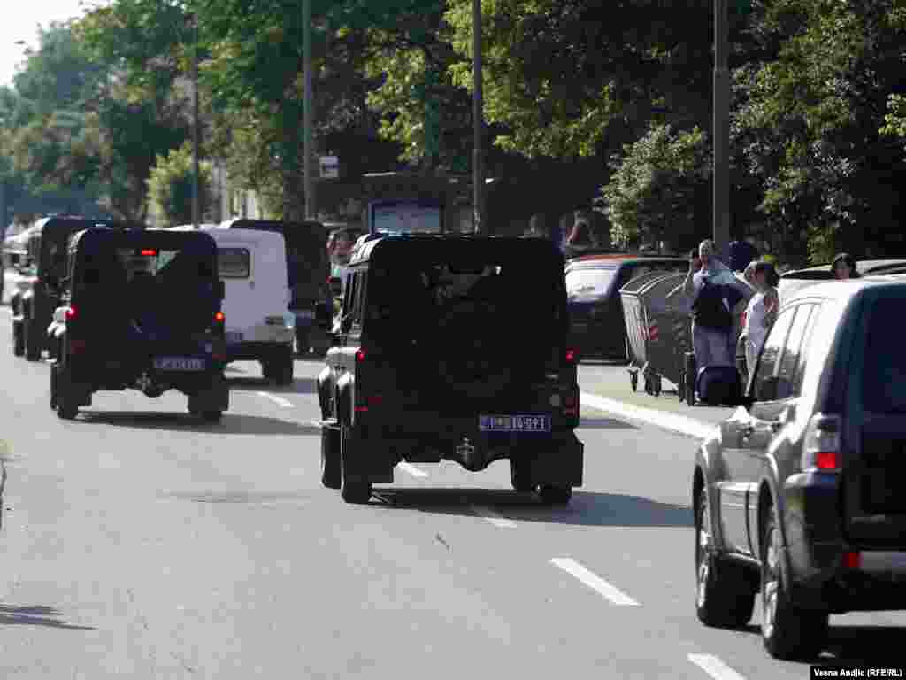 Konvoj vozila u kojem se navodno nalazio i Ratko Mladić na putu ka beogradskom aerodromu