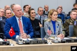 Посол США в НАТО Метью Вітакер (ліворуч) та чільна дипломатка ЄС Кая Каллас (у центрі) на засіданні Контактної групи з питань оборони України в штаб-квартирі НАТО в Брюсселі, 11 квітня 2025 року