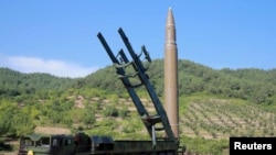 Официальное фото северокорейского агентства ЦТАК: ракета «Хвасон-14» на стартовой позиции