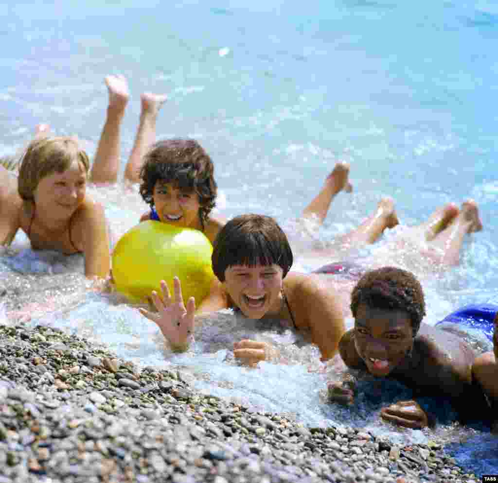 Во время празднования 75-летия «Артека» в 2000 году была вскрыта капсула с посланием пионеров 1960-х годов артековцам 2000 года. Послание подписали 1200 детей из всех республик СССР, уложили в капсулу и запаяли в металлическую ракету, которая в течение 40 лет хранилась на Костровой площади лагеря