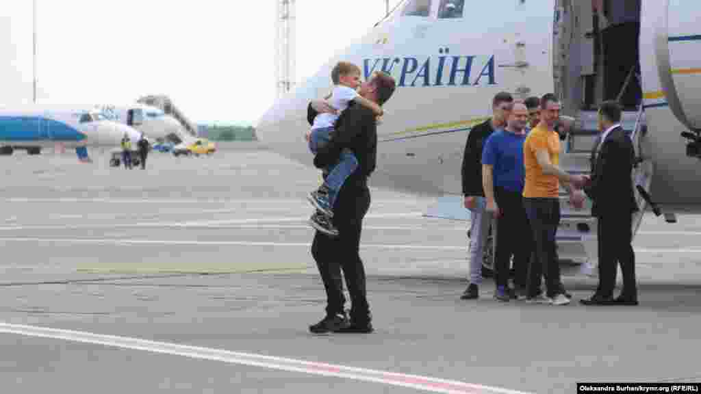 Моряк Денис Гриценко обнимает сына. Российские суды в Крыму арестовали 24 украинских военных, обвинив их по ч. 3 ст. 322 УК России (незаконное пересечение границы), им грозило до 6 лет лишения свободы. Прокуратура АРК признала захваченных ФСБ России украинских моряков военнопленными