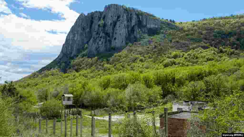 Огороженные колючей проволокой старые склады, где раньше якобы хранилась взрывчатка «Шархинского карьера». Сверху к территории складов примыкает урочище Парагильмен