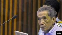 Камбоджа - Один із колишніх командирів «червоних кхмерів», 66-річний Дуч, чиє справжнє ім'я Канґ Кек Ієу, під час засідання суду. 17 лютого 2009 р.