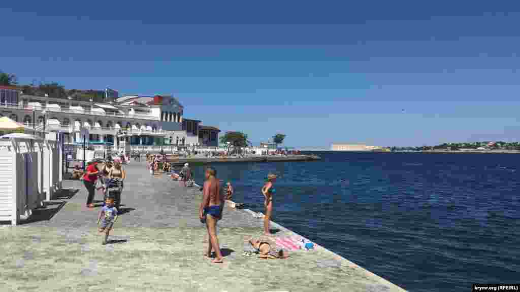 Пляж «Хрустальный» в центре Севастополя вымощен пешеходной плиткой. Покрытие этим летом смыло во время шторма, но сейчас плитку выложили вновь. На пляже оборудованы душевые кабинки и спасательная вышка, также располагается здание охраны и администрации. Однако доступа к питьевой воде, как и на «Солнечном», у отдыхающих нет, а туалет работает только до 20:00. Отдыхающие рассказали Крым.Реалии, что не видели, обрабатывают ли сотрудники управляющей компании шезлонги или другой инвентарь. Уточнить этот вопрос в помещении администрации также не удалось: оно оказалось закрытым