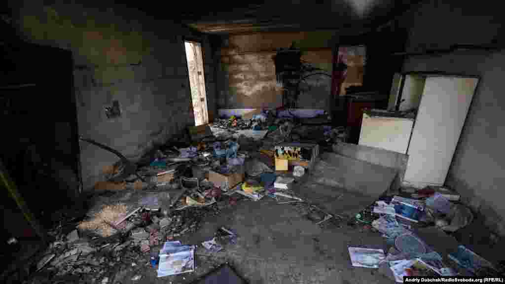 Всередині однієї зі зруйнованих хат