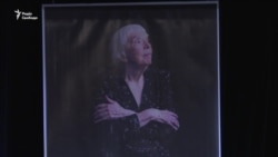 Люди в скорботі прощаються з російською іконою прав людини – відео Люди в скорботі прощаються з російською іконою прав людини – відео