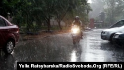 Негода пошкодила лінії електропередач, частково знеструмлені два житлові масиви