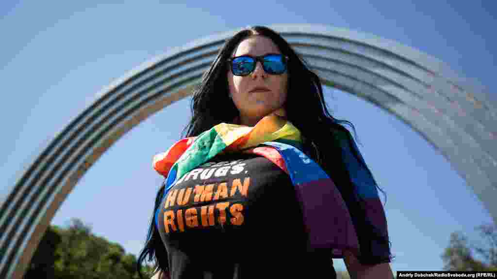 «Підтримую ідею рівності для всіх людей. Реалізую своє право на свободу мирних зібрань», –Ксенія, 26 років, Київ  