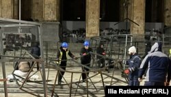 Поки що незрозуміло, як акції протесту поєднуватимуться з новорічним куточком біля будівлі парламенту.