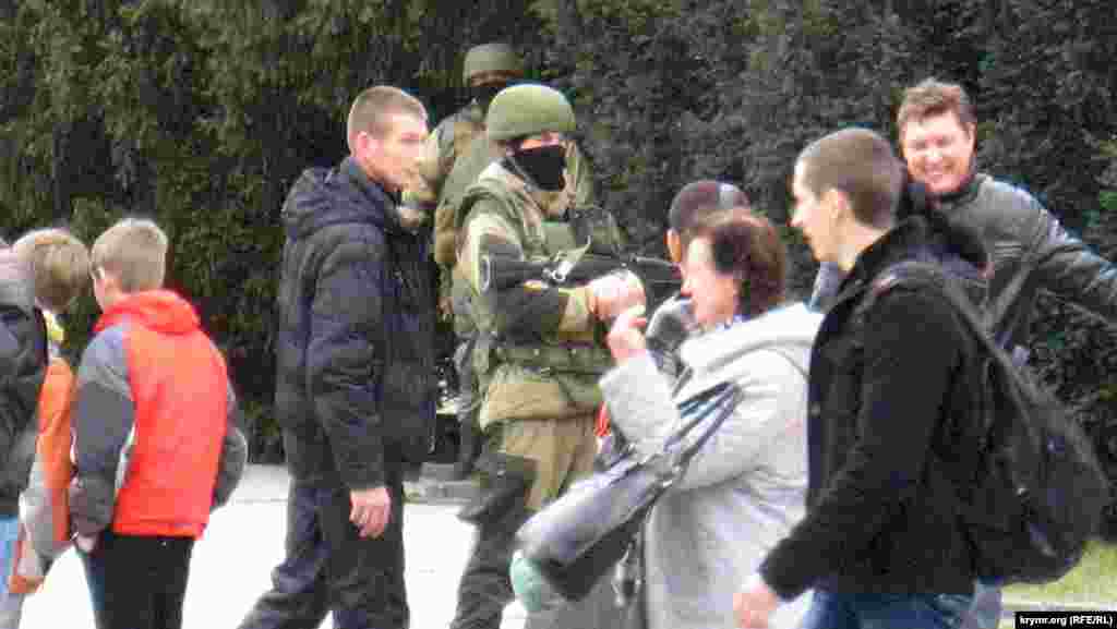 Насилие исходит даже не от «самообороны», это последняя инстанция, которая внимательно наблюдает за  происходящим.