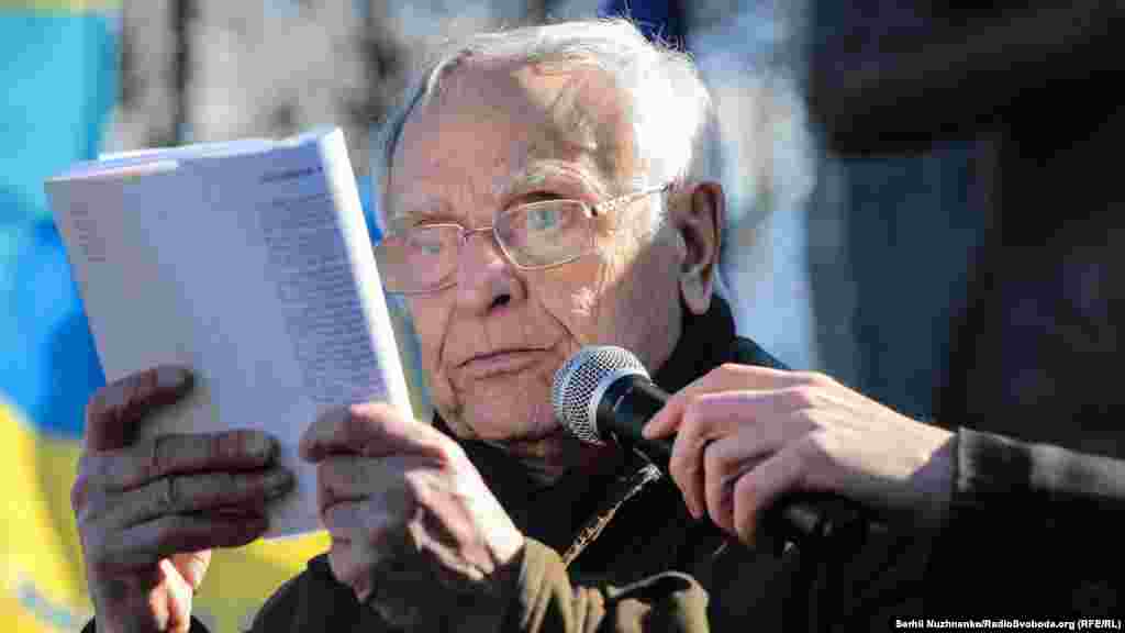 Дмитро Павличко біля пам’ятника Олені Телізі