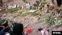 برخی از خانواده های اعدام شدگان تابستان سال ۱۳۶۷ بر سر مزار قربانیان در گورستان خاوران تهران.