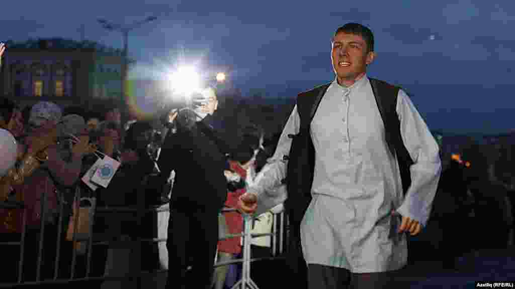 Камал театры каршында яңа сезон ачу тантанасы. Раил Шамсуаров.  