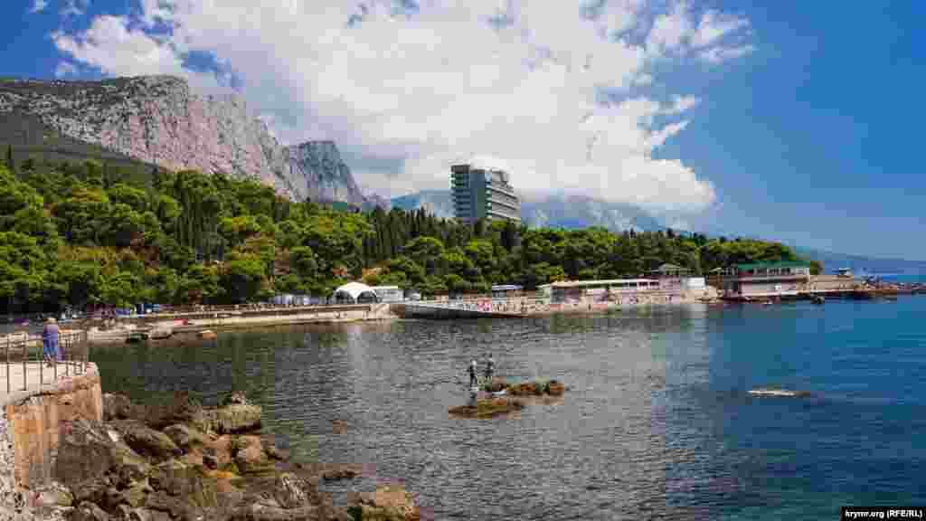 Вид на пляжную зону поселка Форос. На фоне гор и густой зелени местного парка выделяется главный, 14-этажный корпус санатория «Форос». Его в 1988 году по заказу управления делами ЦК КПСС возвели военные строители. Те самые, которые одновременно строили «Зарю» – дачу для первого и последнего советского президента Михаила Горбачева