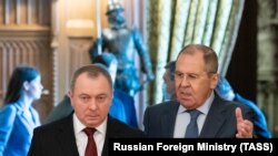 Міністр закордонних справ Росії Сергій Лавров вітає свого білоруського колегу Володимира Макея перед переговорами в Москві, 18 червня 2021 року, ілюстративне фото