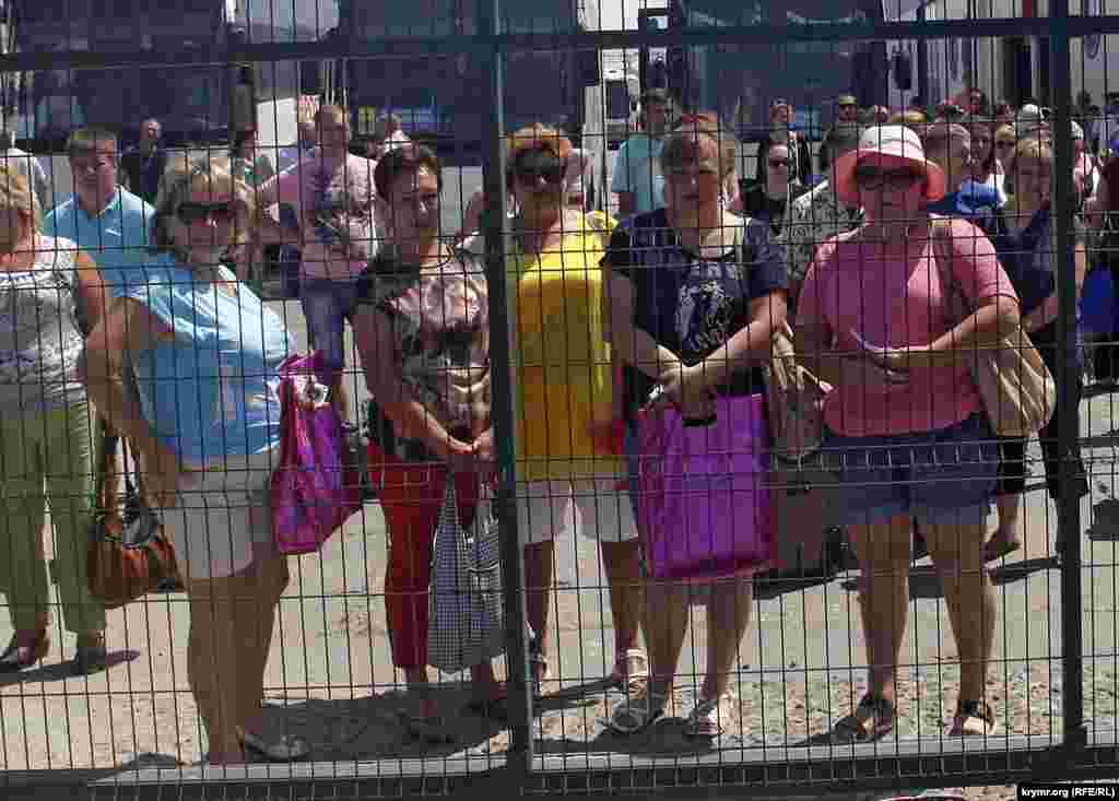 «Пассажиры, едущие на отдых в Крым,  ожидают посадки на паром в «Порт-Кавказ»