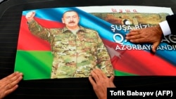 В Азербайджані продовжують святкувати свою фактичну перемогу в війні за повернення Нагірного Карабаху – зокрема, й чіпляючи портрети Ільгама Алієва на свої авта. Баку, 20 листопада 2020 року