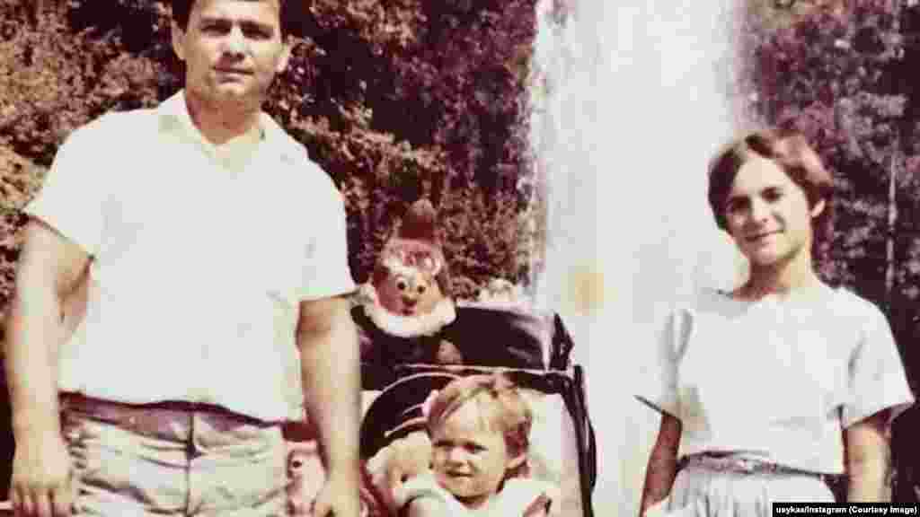 Usik kao beba s ocem i starijom sestrom.Siromaštvo je prekinulo njegov san da postane profesionalni fudbaler – otac mu je rekao da porodica više ne može da plaća treninge i opremu. Umjesto toga, predložio mu je da se oproba u boksu.