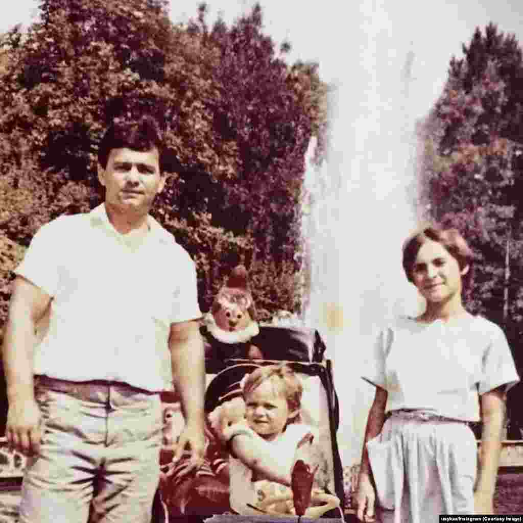 Усик в детстве с отцом и старшей сестрой. Бедность положила конец ранней мечте Усика стать профессиональным футболистом. Отец сказал ему, что семья больше не может позволить себе платить за тренировки или форму, вместо этого он предложил сыну заняться боксом