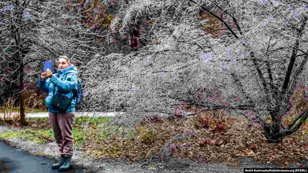 «Першочергово протиожеледними засобами обробляють підйоми, спуски, покриття з бруківки, мости й шляхопроводи. Дорожники використовують рідкі хлориди, сіль і піскосоляну суміш», – повідомляють у Департаменті транспортної інфраструктури  