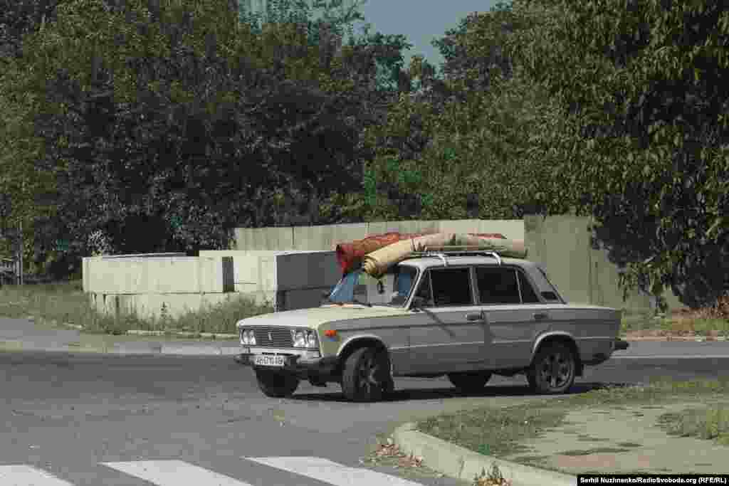 На вулицях міста – військова техніка і ще – радянські автомобілі із хатніми «скарбами», які люди намагаються врятувати