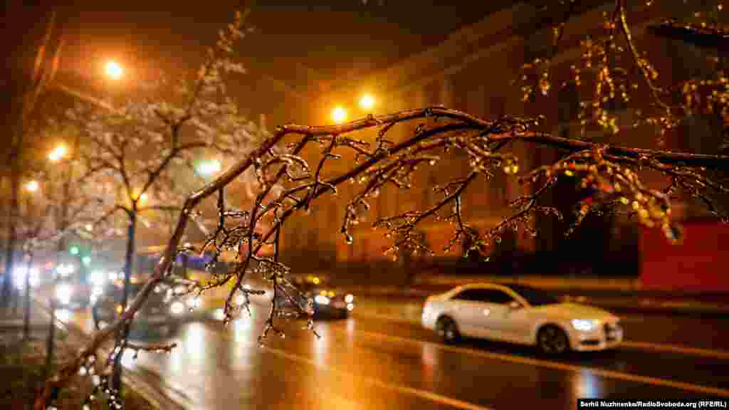 У Києві через погіршення погодних умов пасажирський наземний електротранспорт курсує без дотримання розкладу руху, повідомило вдень комунальне підприємство «Київпастранс» у соціальних мережах 