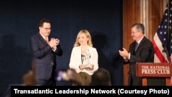 Організатори зазначили, що Седлецькій присуджена ця нагорода «за розслідувальну журналістику та сміливу позицію проти корупції»