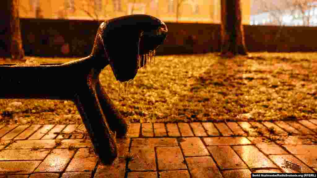 Раніше КМДА з посиланням на «Київавтодор» повідомила, що у столиці через рясні дощі і можливе посилення опадів упродовж доби з переходом у мінусові значення температури повітря надвечір, гідрослужби і техніку проти ожеледиці переведено на посилене чергування