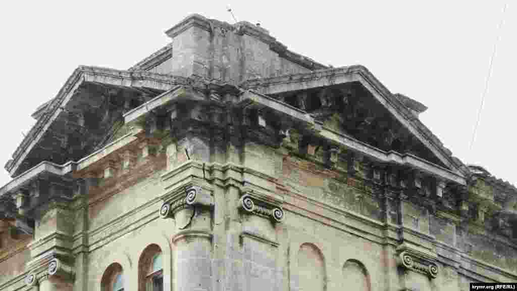 Городские власти отмечают: зданию гимназии – более 130 лет, оно давно требует ремонта, но денег на него найти никак не могли